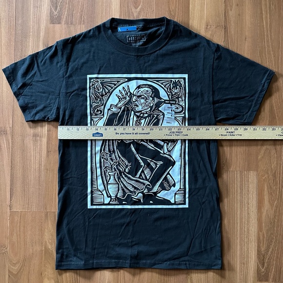 NWT Dracula ๐ง๐ป Universal Studios Monsters T-Shirt Size Small Hot Topic ๐ค - Picture 4 of 6